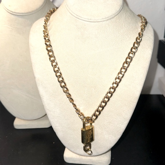 PS-02 LV Lock and Key - Louis Vuitton Paris #445 in gold tone short chai… - Picture 1 of 6